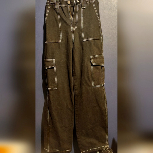 High rise black cargo pants with contrast stitch - Picture 1 of 3